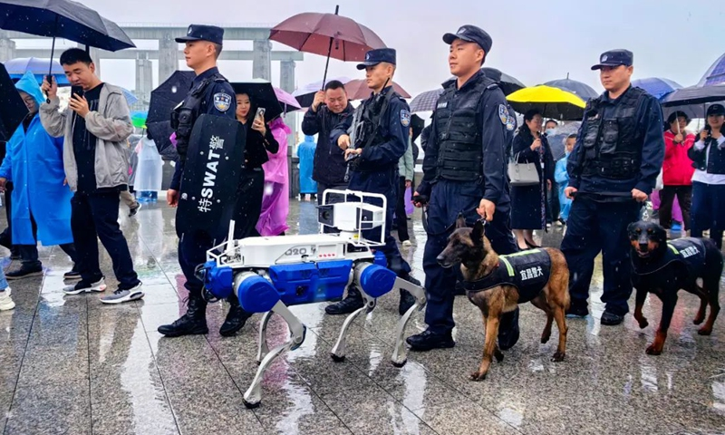 robots in real life in china: Hubei Province's first robot police dog