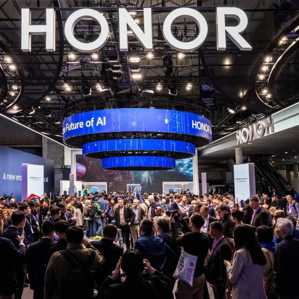Crowded Honor Brand booth promotes AI devices, reflecting the company’s growing visibility in consumer tech.