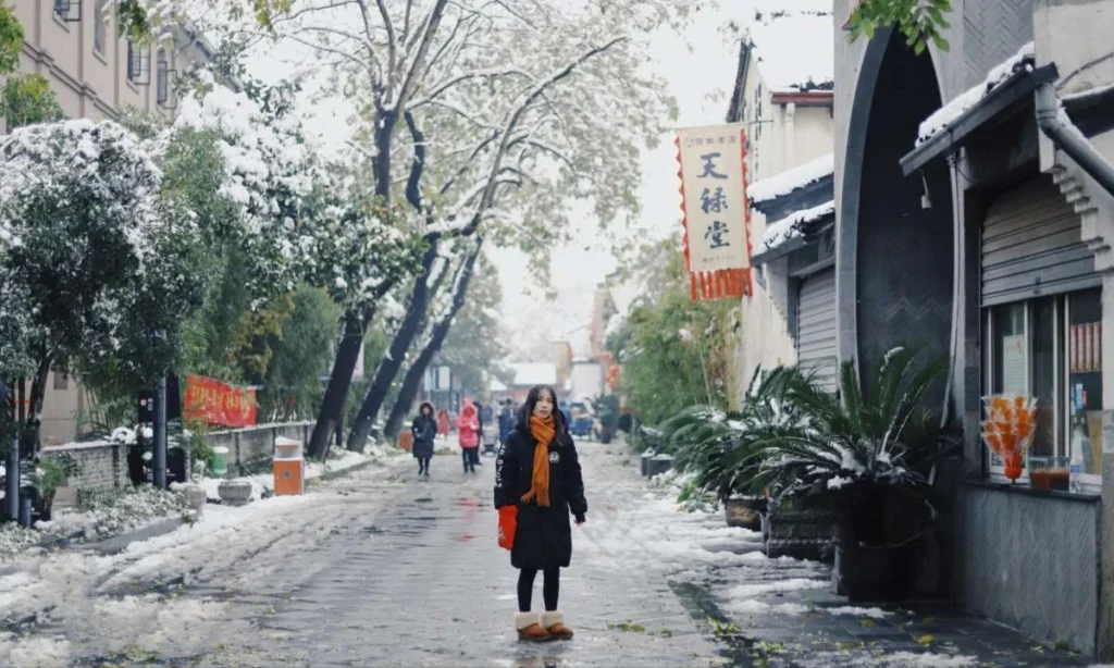 Person walking alone through a Chinese street, highlighting service design needs for independent urban consumers.