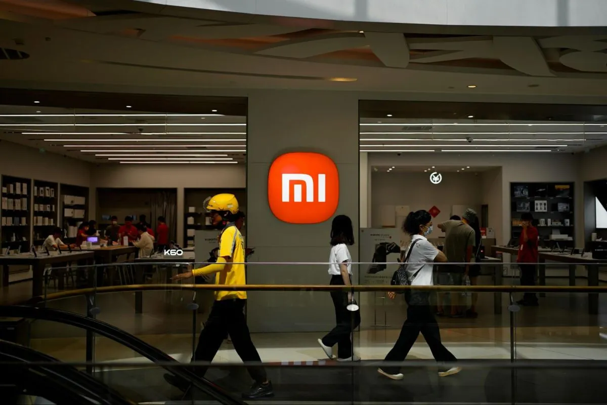 Xiaomi store in China with shoppers nearby, illustrating how trusted technology brands build brand loyalty.