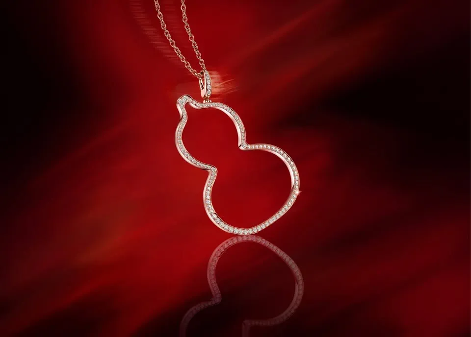 Diamond Wulu pendant on red silk