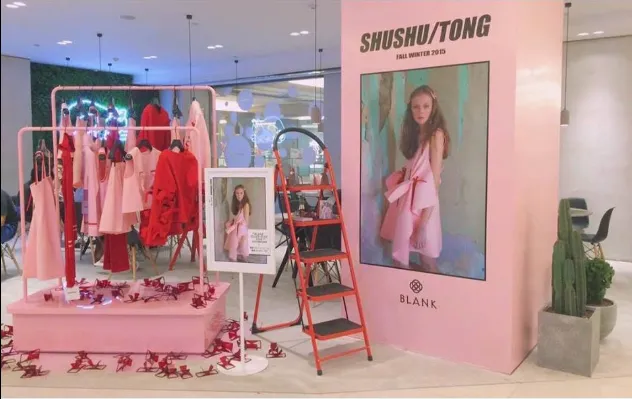 SHUSHU/TONG pink fashion pop-up display