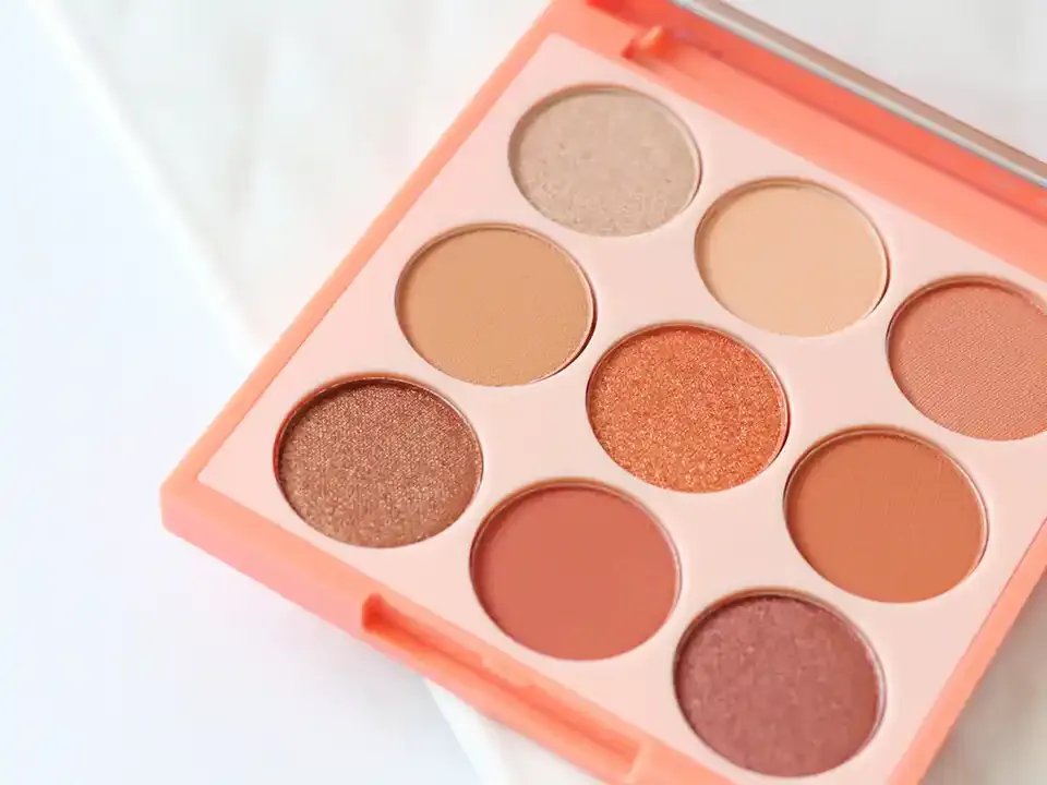 Judydoll warm-toned eyeshadow palette with shimmer and matte shades