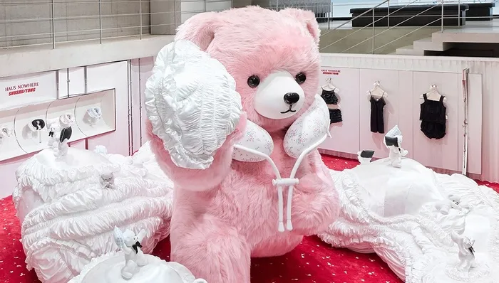 SHUSHU/TONG pink teddy display