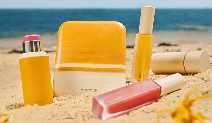 Joocyee summer makeup set on beach