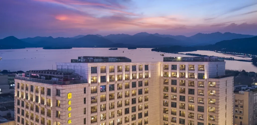 Midtown Shangri-La overlooking West Lake