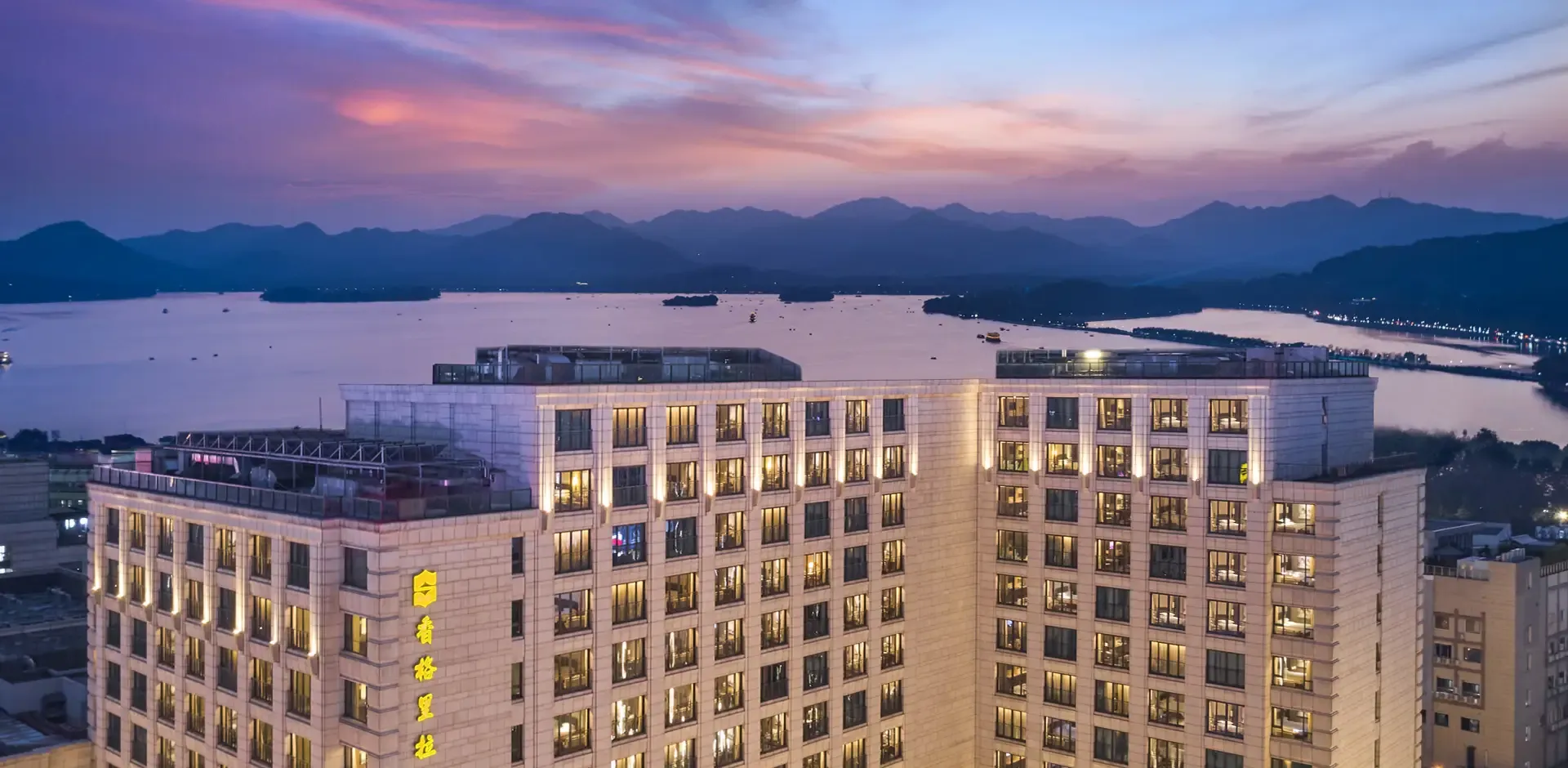 Midtown Shangri-La overlooking West Lake